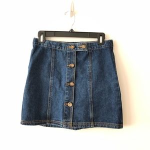 Buttoned medium wash denim skirt